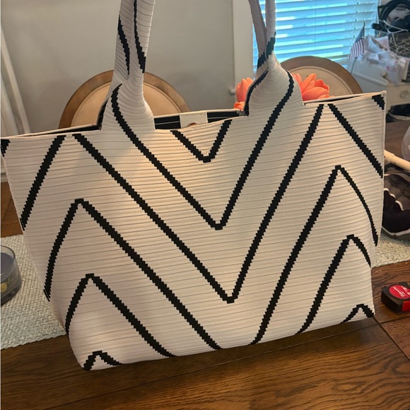 BCBG Chevron Stripe Woven Tote NWOT - Picture 4 of 8